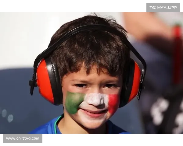 小球迷冲入场内拥抱维尼修斯,保安温情处理 小球迷冲入场内拥抱维尼修斯,保安温情处理