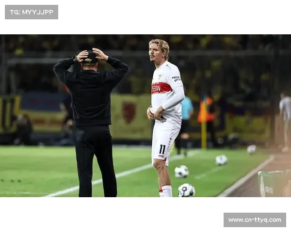 斯图加特主帅赫内斯场边握拳怒吼,庆祝关键进球