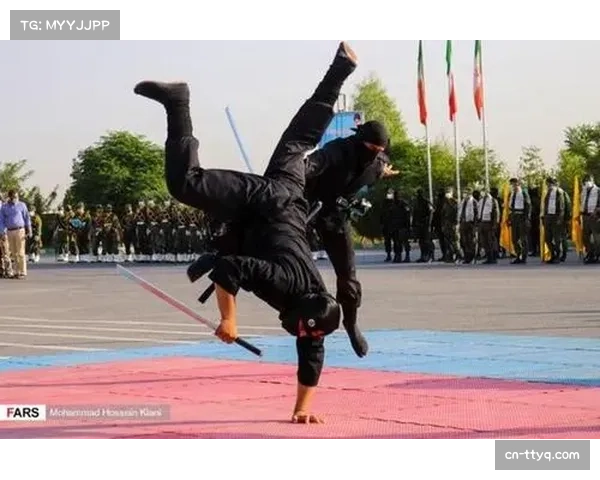 特写:伊朗教练罗斯塔米在场边记录的密密麻麻的战术本